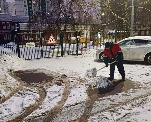 Утренние смены коммунальных служб Петербурга приступили к борьбе со снегопадом