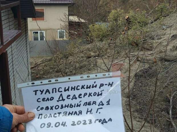 "Ещё чуть-чуть и снесёт дома": жителям села Дедеркой угрожает оползень