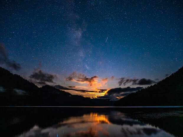 Завораживающее звездное небо Алтая / Фото: Роман и Татьяна Воробьевы