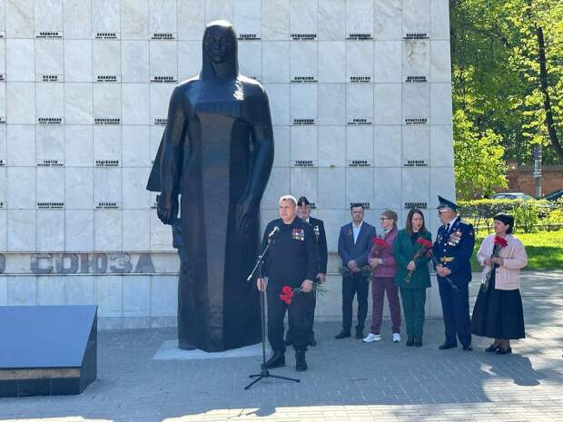 Ветеран Геннадий Никитин возложил цветы к воинскому мемориалу в Туле
