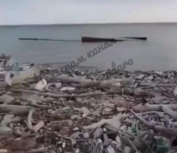 Пляж в Темрюкском районе превратился в свалку после распила севшего на мель сухогруза
