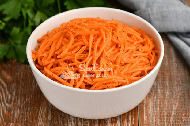 Хрустящий и сочный салат из моркови с быстрой заправкой (не по-корейски)