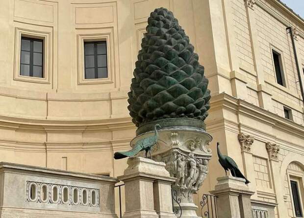 Знаменитая гигантская бронзовая шишка в Италии когда-то была живой?