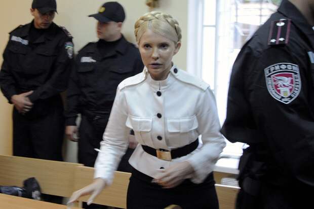 Тимошенко на судебном процессе, 2013 год.png