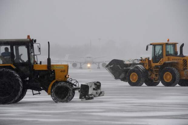 Аэропорты Москвы вернулись к штатной работе после массовых задержек рейсов