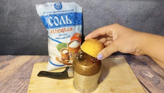 Соль деликатно очистит медную посуду