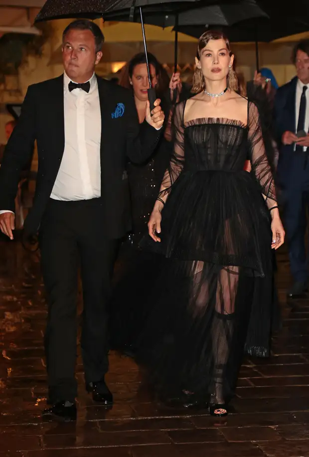 Летиция Каста, Дочь Умы Турман, Розамунд Пайк и другие звезды посетили гала-ужин Dior