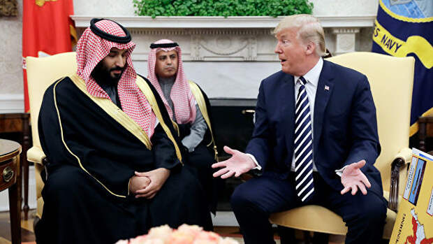Президент США Дональд Трамп и наследный принц Саудовской Аравии Мухаммед бен Салман во время встречи в Белом доме в Вашингтоне. Архивное фото
