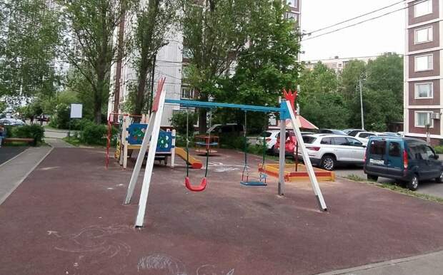 Детские качели на Туристской отремонтировали