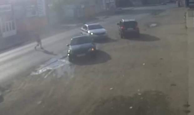 В Астрахани неадекват бросался с топором на водителей и полицейских