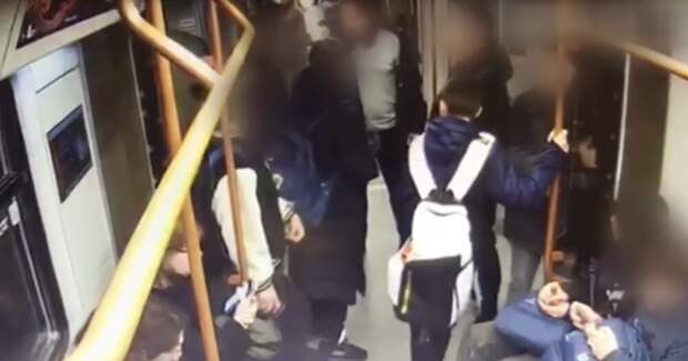 Мужчина ударил в метро шумного подростка