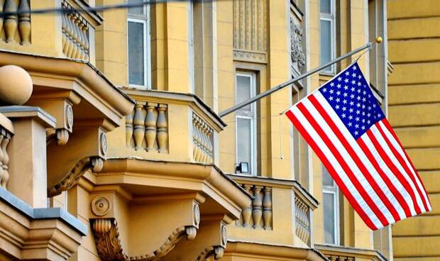 Жесткие ответные меры парализовали работу посольства США. Кремль запретил нанимать россиян на работу.