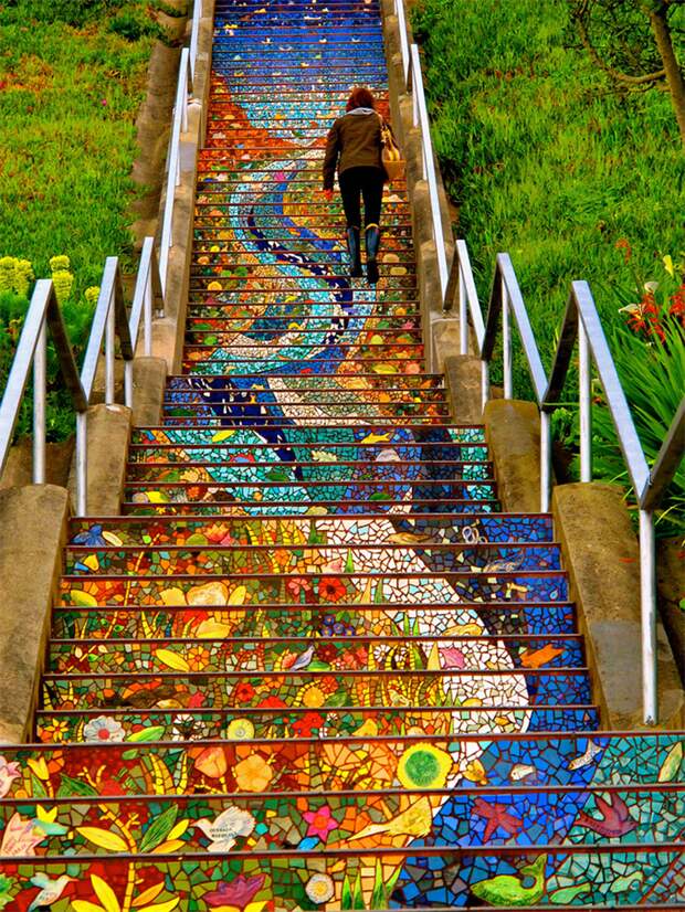 2. Разноцветная мозаика на лестнице в Сан-Франциско мир, фотография