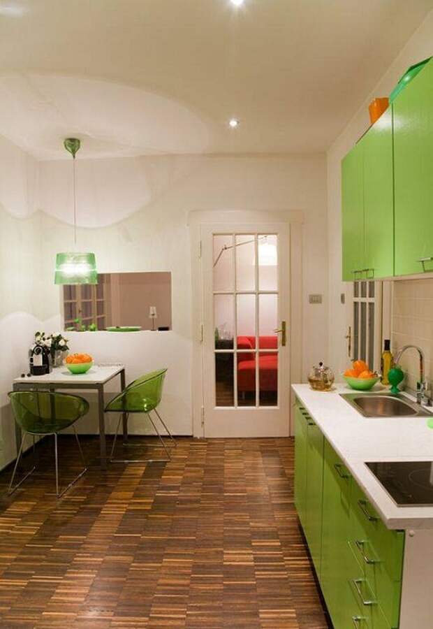 Удачный вариант создать яркий интерьер на кухне, что быстро преобразит комнату такого типа.