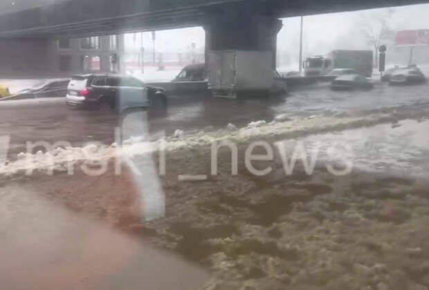 Городские службы занялись ликвидацией последствий прорыва трубы в Москве