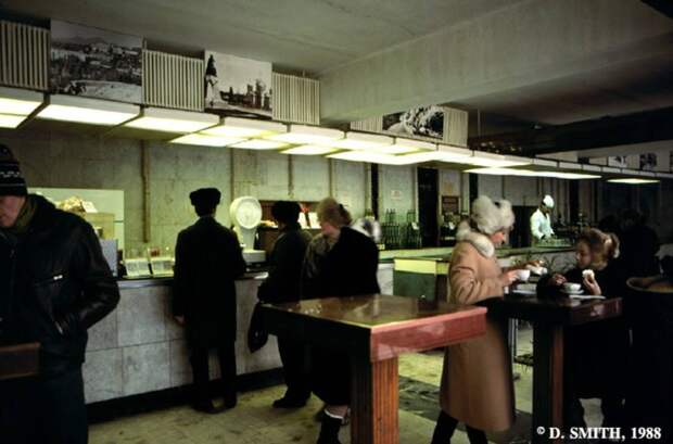 В одном из местных кафетериев. СССР, Пятигорск, 1988 год.