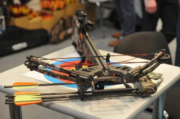 В Севастополе ищут подростка с арбалетом и приспущенными штанами