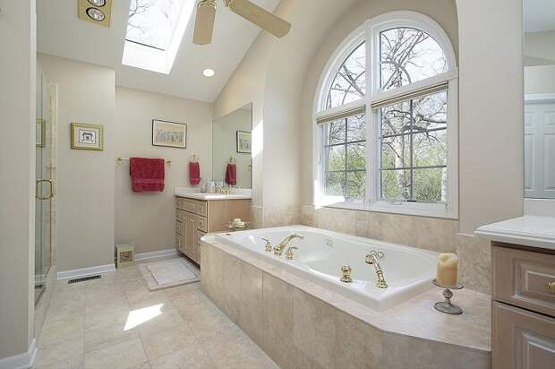 Оригинальный интерьер ванной комнаты оформлен при помощи симпатичной плитки.