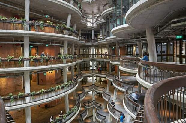 Благодаря атриуму на каждом этаже учебных корпусов имеются открытые балконы, утопающие в зелени (Nanyang Technological University, Сингапур). | Фото: timeshighereducation.com.