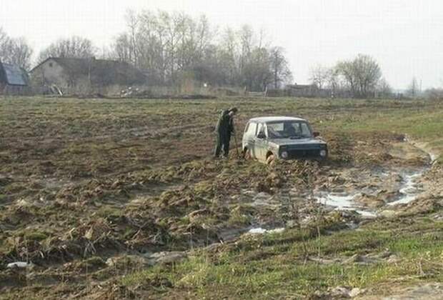 1. Если в городе иногда тяжело передвигаться на "пузотерках", то в деревнях засаживают по самые уши внедорожники деревня, жизнь, колхоз, прикол, село, селянство, смех, юмор