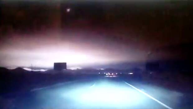 Стоп-кадр с видеорегистратора, запечатлевшего вспышку в небе над Саяногорском