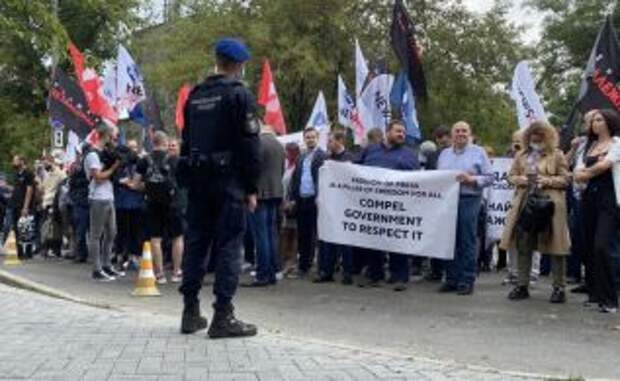 В Киеве митингуют журналисты заблокированных телеканалов