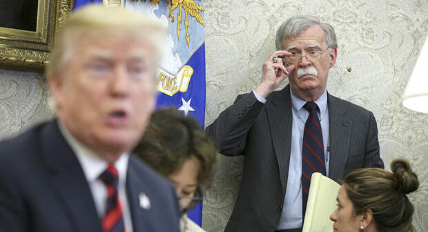 Президент США Дональд Трамп и Джон Болтон (справа)