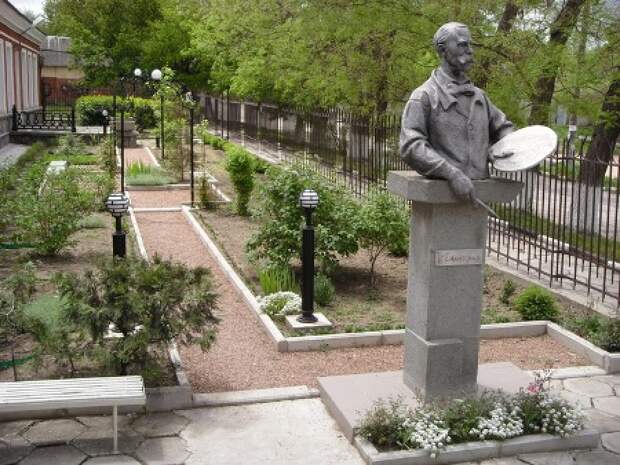 Памятник Н.С. Самокишу перед художественным училищем в Симферополе