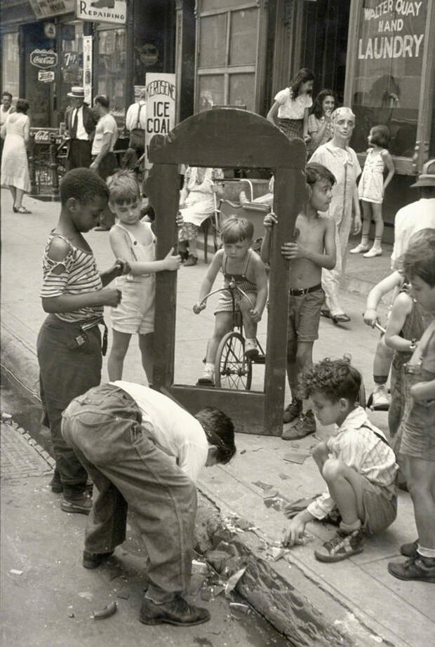 Уличная жизнь Нью-Йорка с 1930-х до 80-х годов в фотографиях Элен Левитт 30