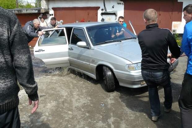Как спасали автомобили из затопленных гаражей Как спасали автомобили из затопленных гаражей