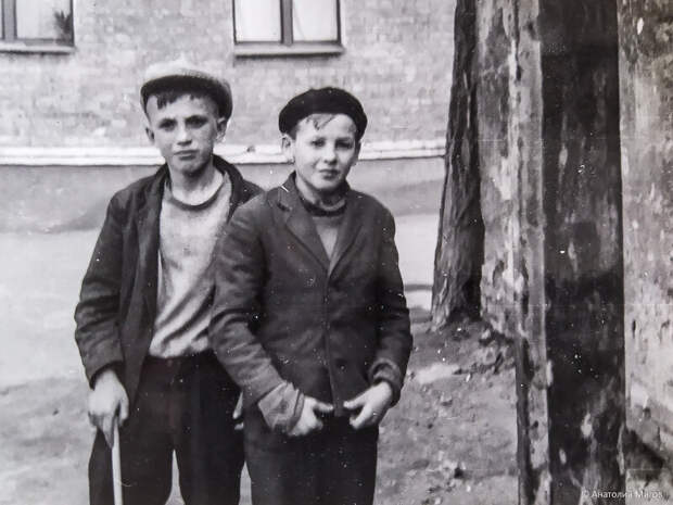 Фотография из моего личного архива. Я (справа) со своим другом Саней Колесниковым, он же Колеся, он же Шушара. Нам по 10 и мы живем в СССР.