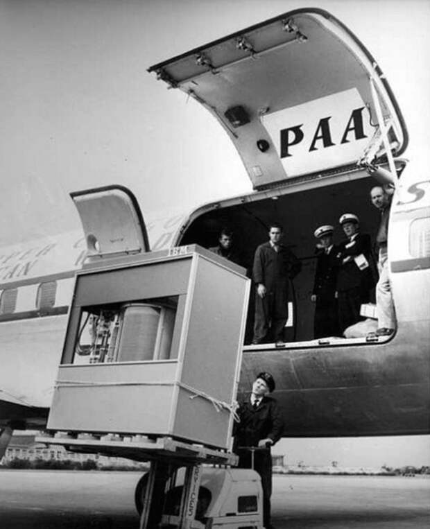 Жесткий диск при погрузке в самолет в 1956 году. /Фото: k33.kn3.net