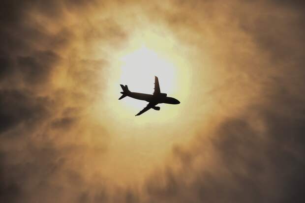 Летевший в Таиланд самолет изменил курс из-за неадекватного поведения пассажирки