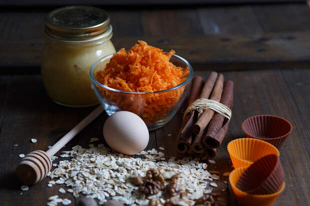 Морковно-овсяные маффины с медом и орехами