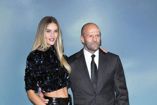 Модель Рози Хантингтон-Уайтли в топе в пайетках снялась с Джейсоном Стэтхемом