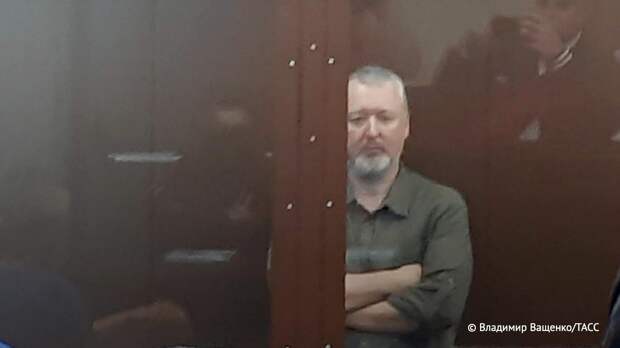 Мещанский суд арестовал экс-министра обороны ДНР Игоря Стрелкова до 18 сентября по делу о призывах к экстремизму. Ему грозит до пяти лет лишения свободы.-2