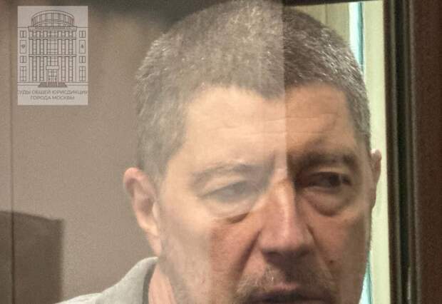 Мосгорсуд продлил содержание под стражей экс-владельца банка "Югра" Хотина