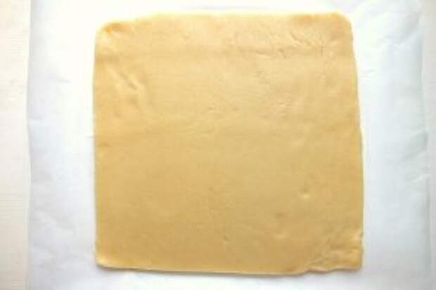 Охлаждённое тесто раскатайте в прямоугольный пласт толщиной около 0,7 см.