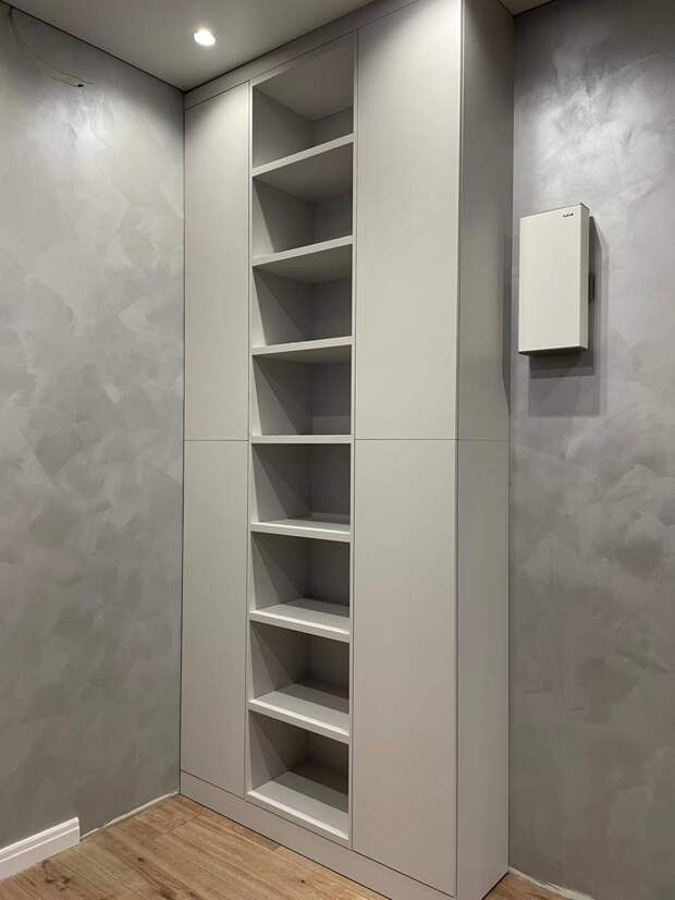 Встраиваемый распашной шкаф на заказ от компании Hansa Mebel