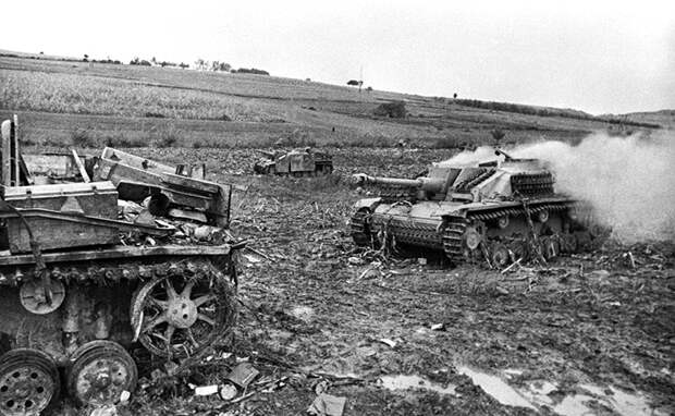 На фото: самоходные противотанковые установки StuG III mod G, подбитые в ходе Будапештской операции во время Второй мировой войны, ноябрь 1944 года