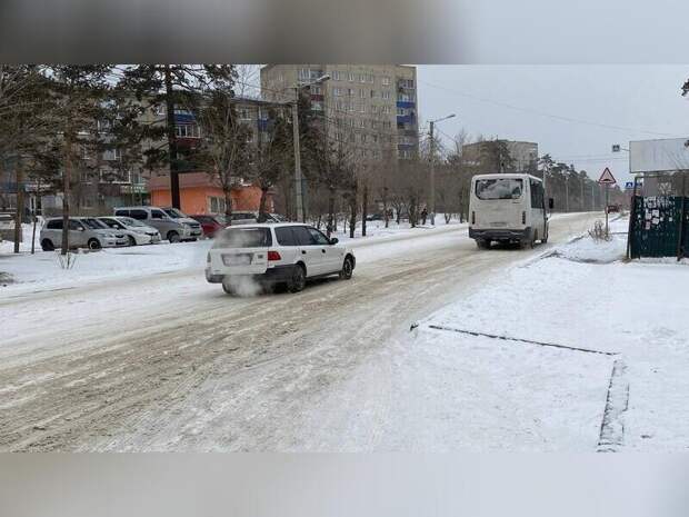 Гололед сковал дороги Читы после снегопада