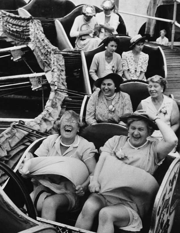 26. Леди на аттракционе, Лондон, 1958 г. архивные фотографии, лучшие фото, ретрофото, черно-белые снимки