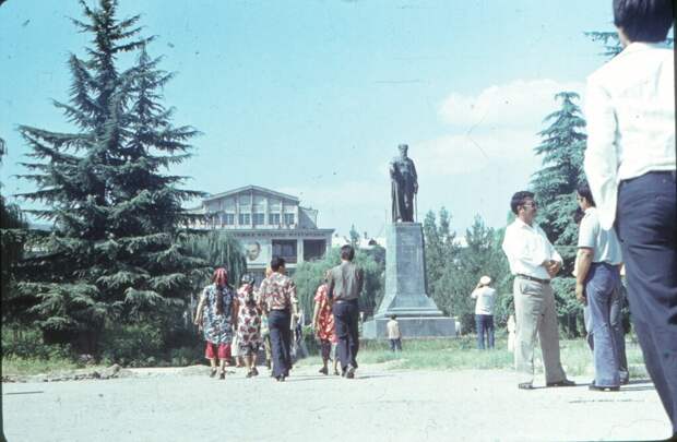 Из серии «Памир» Спартак Ловков, 1981 год, Таджикская ССР, г. Душанбе, пл. имени Рудаки, из архива семьи Ловковых.