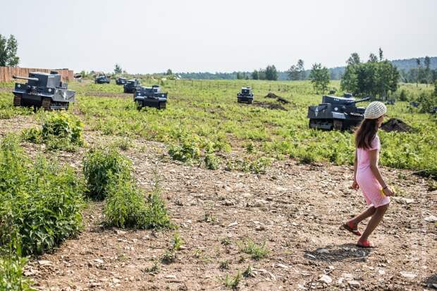 Туристы смотрят военный полигон на полигоне ТБО. Фото: Антон Климов/Strana.Ru. Strana.Ru