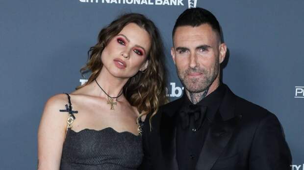 Солиста Maroon 5 Адама Левина обвинили в неверности беременной жене