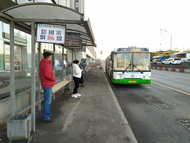 Теперь автобусы останавливаются у восточного крыла техцентра на Волоколамском шоссе/ Ольга Чумаченко