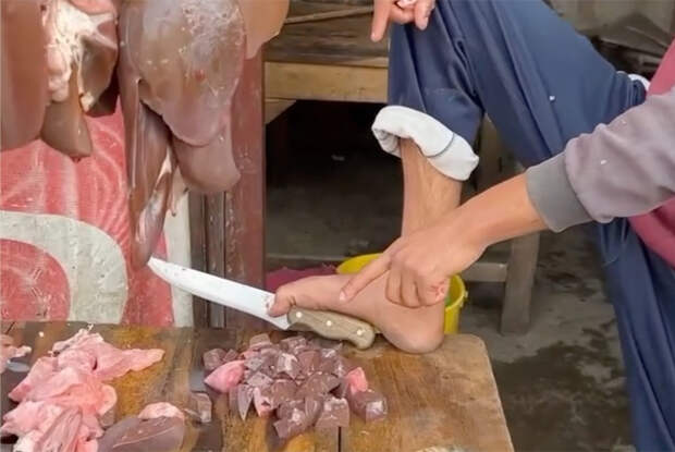 Российский тревел-блогер описал продавцов на улицах Пакистана фразой «режут мясо ногами»