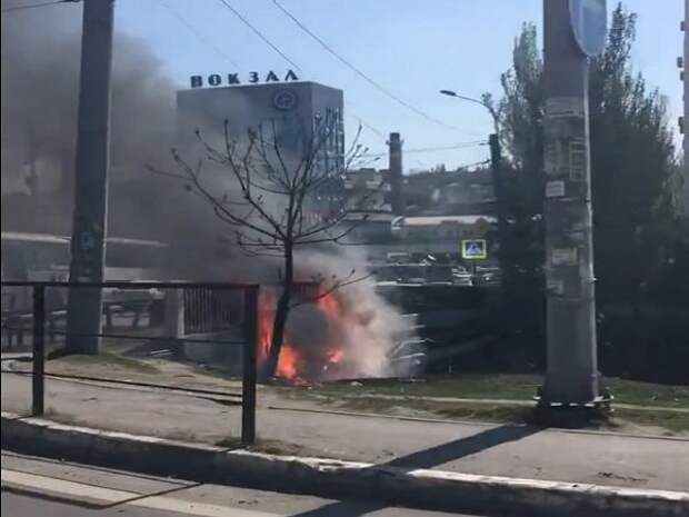 5 ноября 2015 г. ЧП на вокзале в Ростов на Дону. Пожар в Ростове-на-Дону сейчас на Северном на Королева. Сгорели магазины на Привокзальной площади Омск. Горит опора.