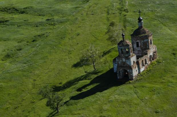 Девочка-подросток упала с крыши 200-летней заброшенной церкви в Нижегородской области