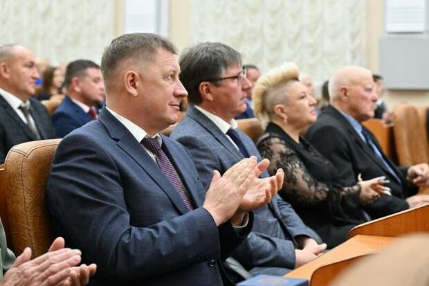 Томенко вручил награды лучшим работникам дорожной и транспортной отрасли / Фото: Антон Червяков